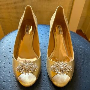 Badgley Mischka gold peep toe pumps w/ crystals SZ 9.5